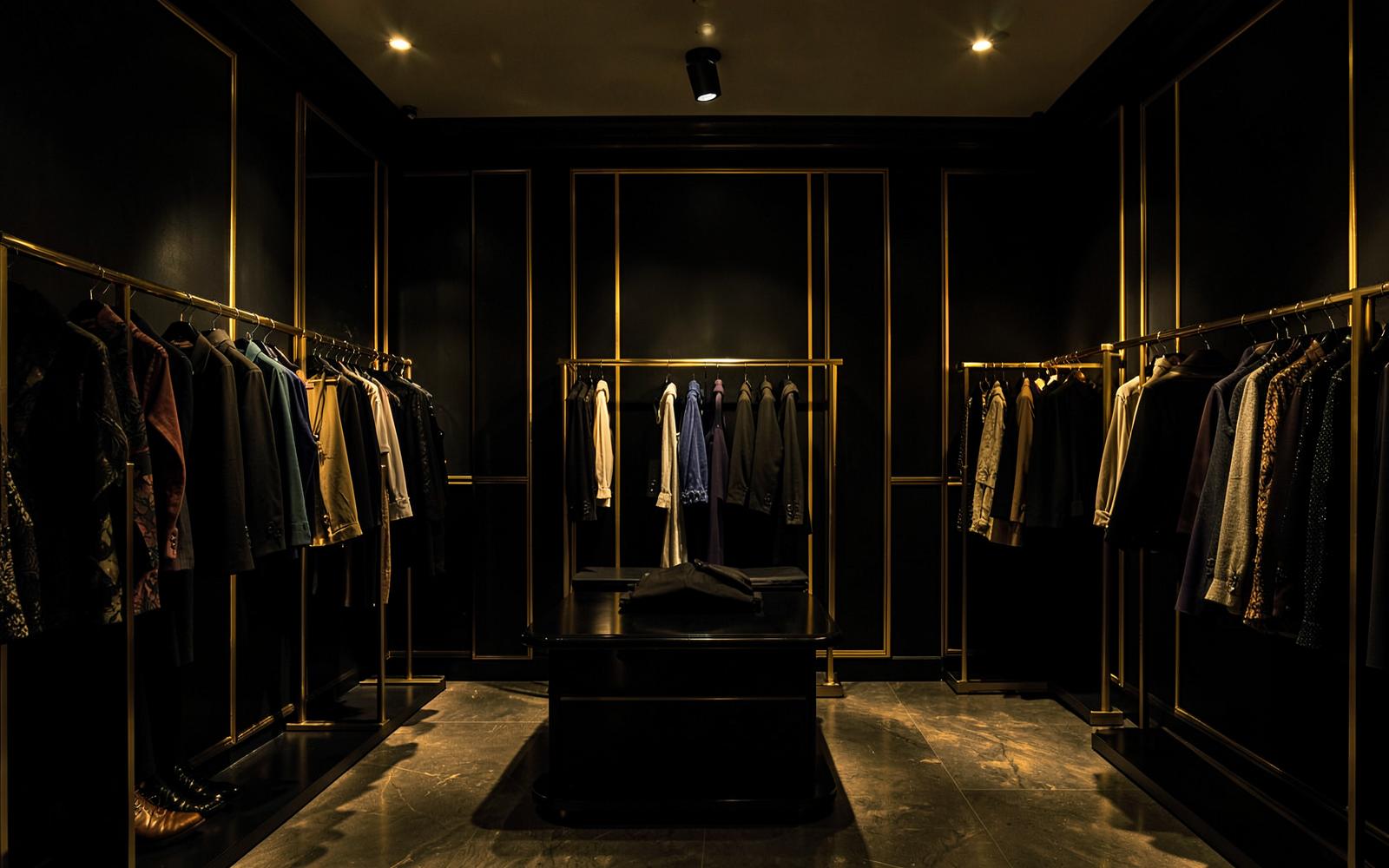 Interior de la tienda con detalles dorados